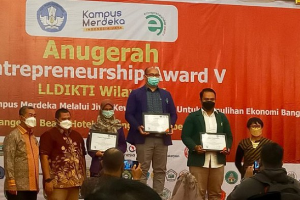 SIVITAS AKADEMIKA UNIVERSITAS BATANGHARI (UNBARI) JAMBI MENGUCAPKAN SELAMAT ATAS DIRAIHNYA JUARA 3 PADA ENTREPRENEURSHIP AWARD (EA) V OLEH ARBI KURNIAWAN